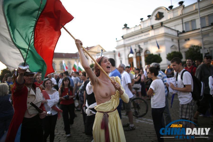 保加利亞民眾扮法國大革命革命者示威 要求政府下臺