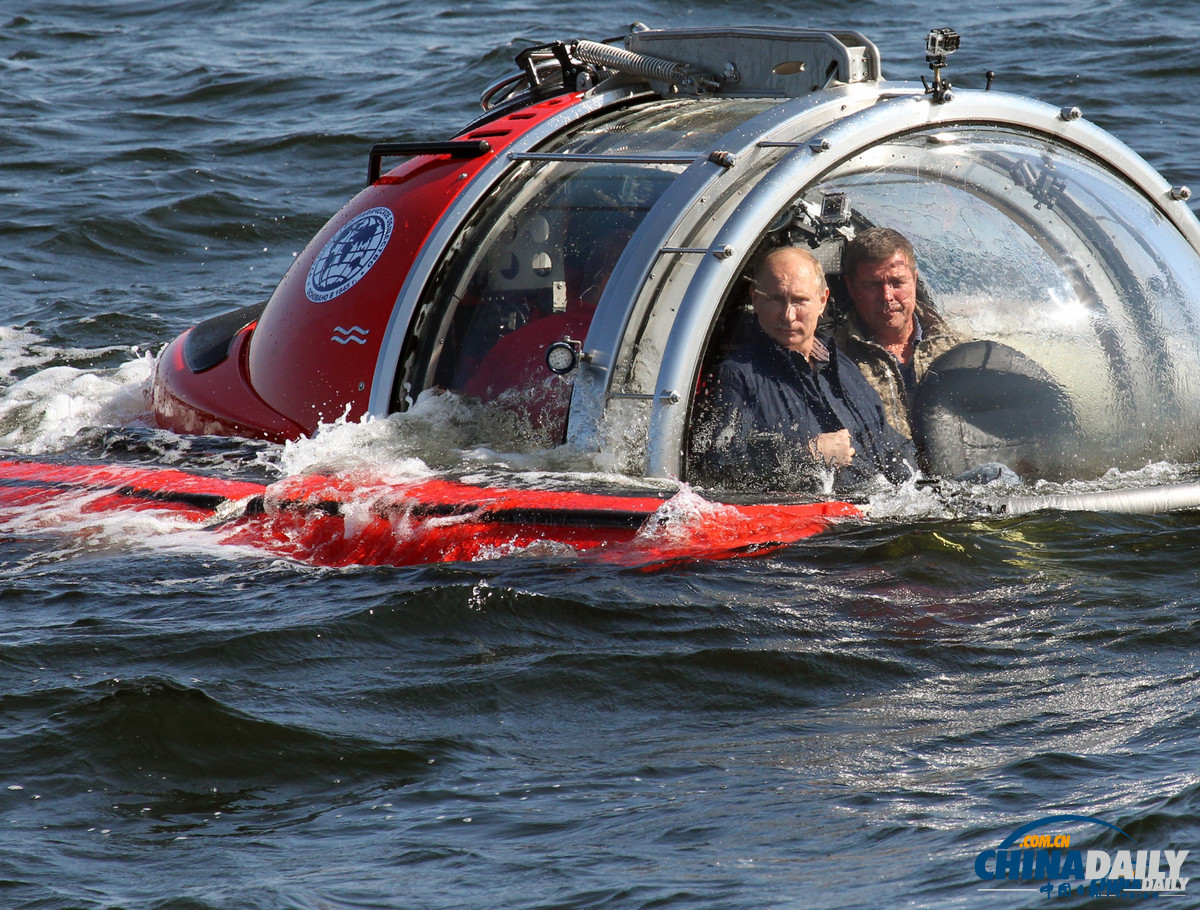 普京下潛海底考察沉船 再顯“硬漢”形象