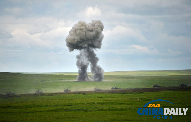俄羅斯舉行最大規(guī)模軍演 普京乘直升機(jī)繼續(xù)觀看(組圖)