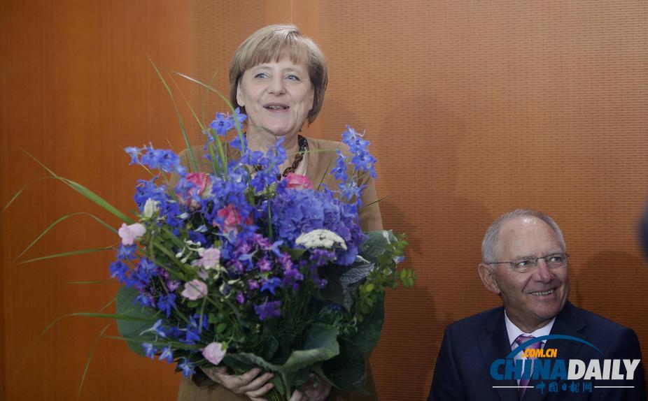 59歲默克爾內(nèi)閣會(huì)前收生日鮮花 略顯嬌羞（組圖）