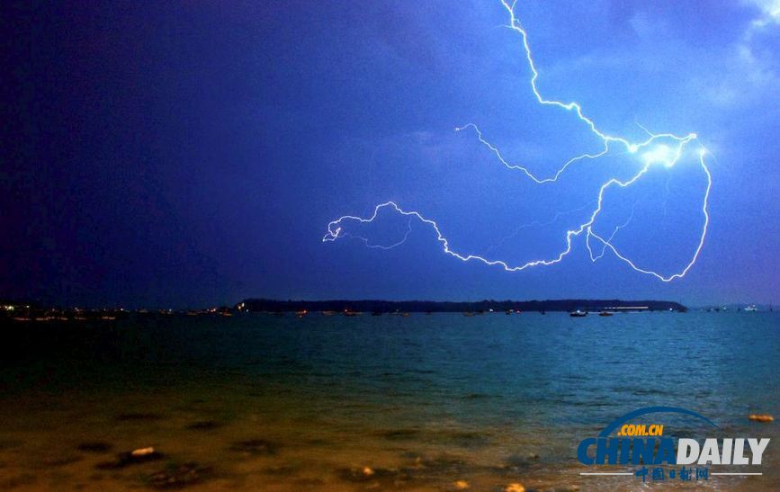 組圖：暴風(fēng)雨終結(jié)英國酷熱天氣 閃電驚心動魄房屋受損