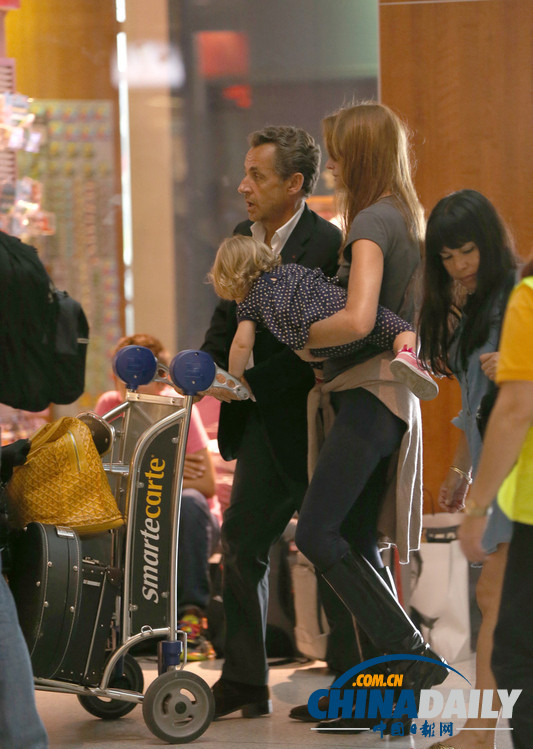 薩科齊攜妻女現(xiàn)身邁阿密機(jī)場(chǎng) 可愛(ài)小千金曝光（組圖）