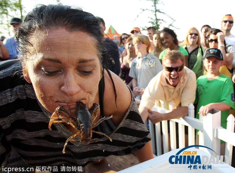 耳朵拔河、叼豬蹄、咬龍蝦 看各國另類民間比賽（組圖）