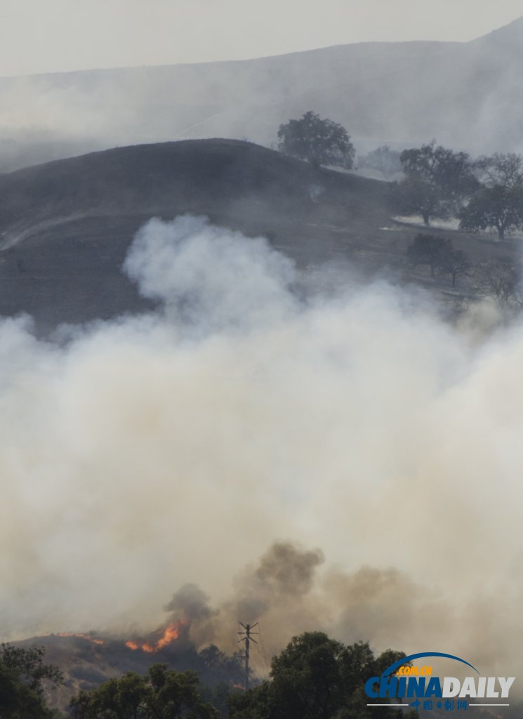 美國(guó)洛杉磯一汽車(chē)起火引發(fā)森林火災(zāi) 濃煙滾滾(圖)
