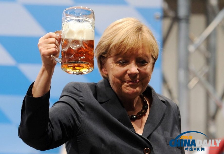 德國總理默克爾出席選舉活動 現(xiàn)場豪飲啤酒(高清組圖)