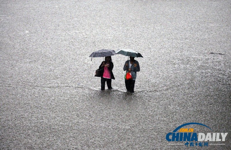 菲律賓洪水災(zāi)民爭搶救濟(jì)物品 “潭美”已致8人死亡(組圖)