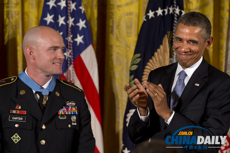 奧巴馬為美國大兵頒發(fā)榮譽(yù)獎?wù)?贊其阿富汗行動中勇敢