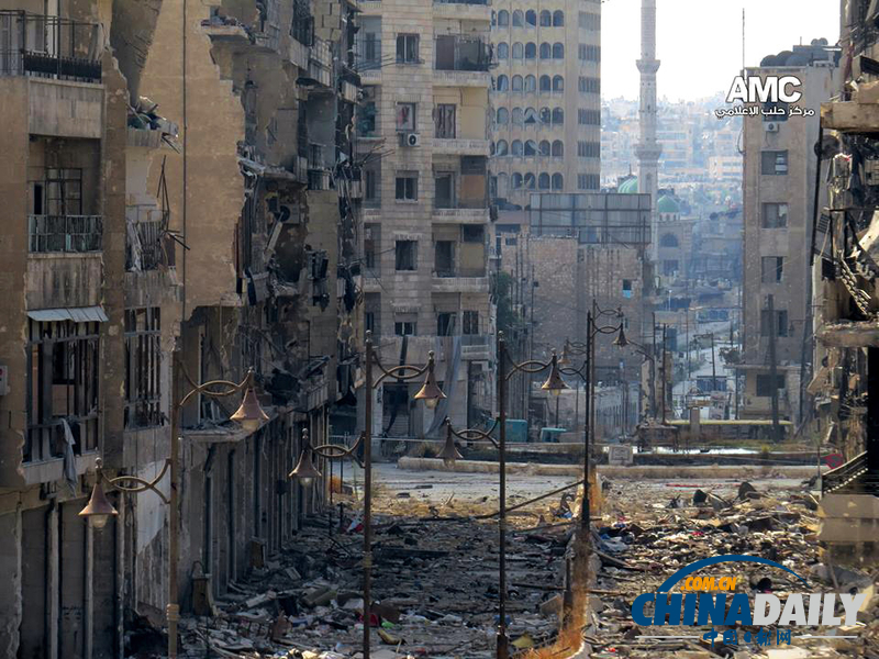 敘利亞政府軍與反對派繼續(xù)交戰(zhàn) 地面現(xiàn)巨大彈坑