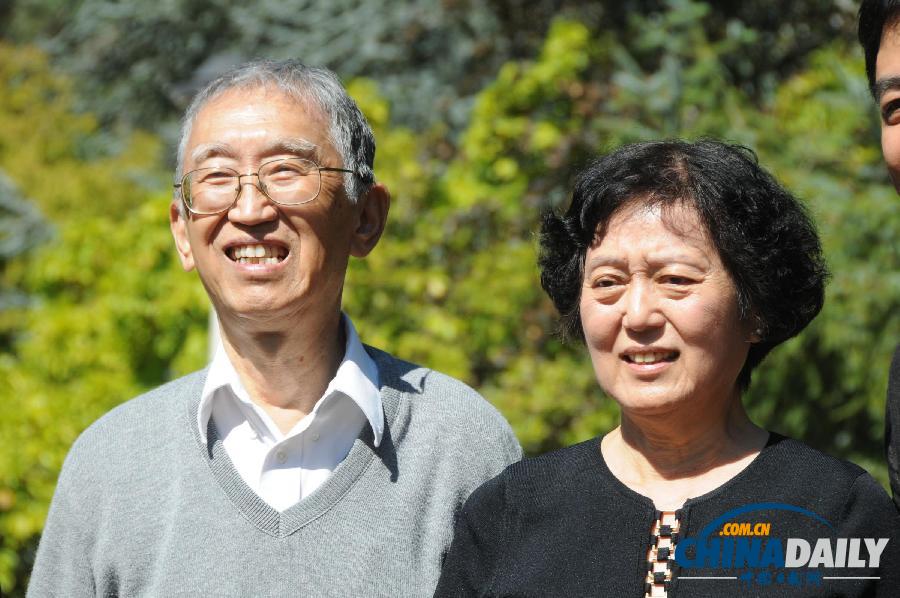 美民間組織立碑存二戰(zhàn)史實 各國參觀者向逝者獻花