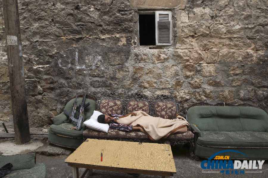 敘利亞反對(duì)派士兵生活悠閑 自制“憤怒的小鳥”裝置