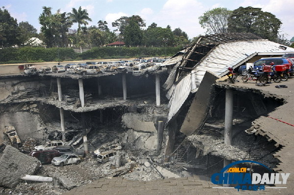 肯尼亞官員：結(jié)束對(duì)峙動(dòng)用重武器 軍方射擊轟塌商場(chǎng)