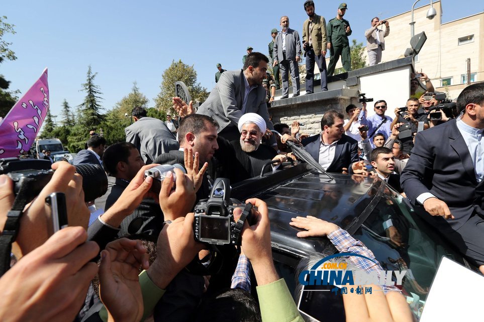 魯哈尼與奧巴馬歷史性通話后回國 遭熱捧和扔鞋“兩重天”（圖）