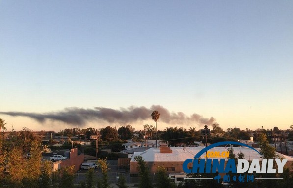 加州雙引擎飛機(jī)沖出跑道起火燃燒 人員傷亡不明