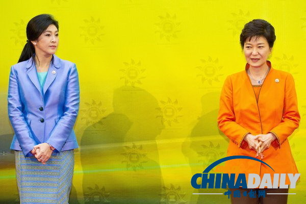 東盟峰會(huì):越南總理“艷福不淺” 獲韓泰兩美女政客“夾擊”