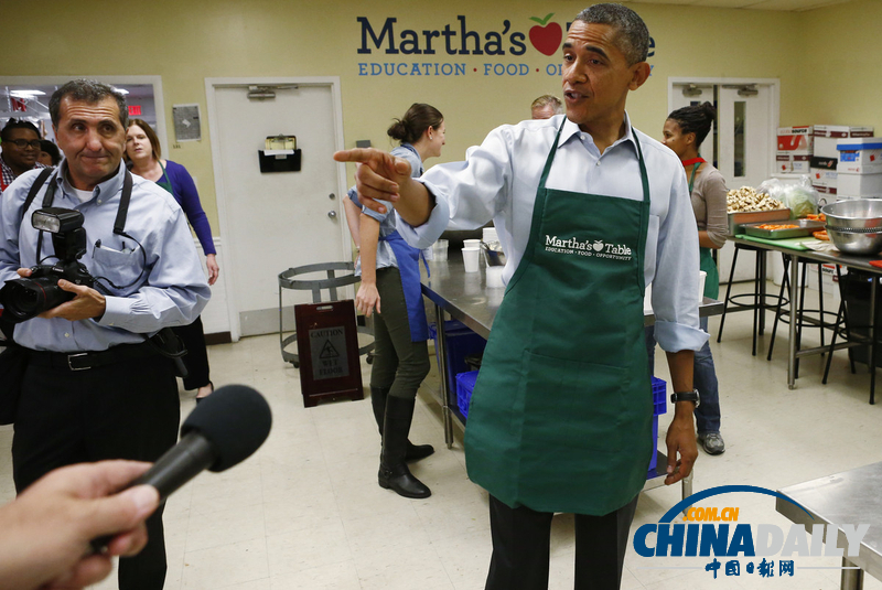 奧巴馬視察食品慈善機構(gòu) 穿圍裙變志愿者做三明治