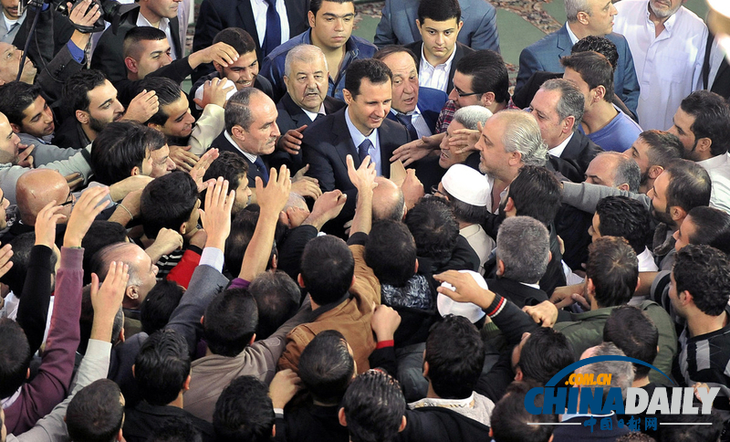 敘利亞宰牲節(jié)首日 總統(tǒng)現(xiàn)身清真寺、轟炸不停