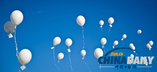 德國民眾放飛約千個白色氣球 紀念歐盟反人口拐賣日到來（圖）