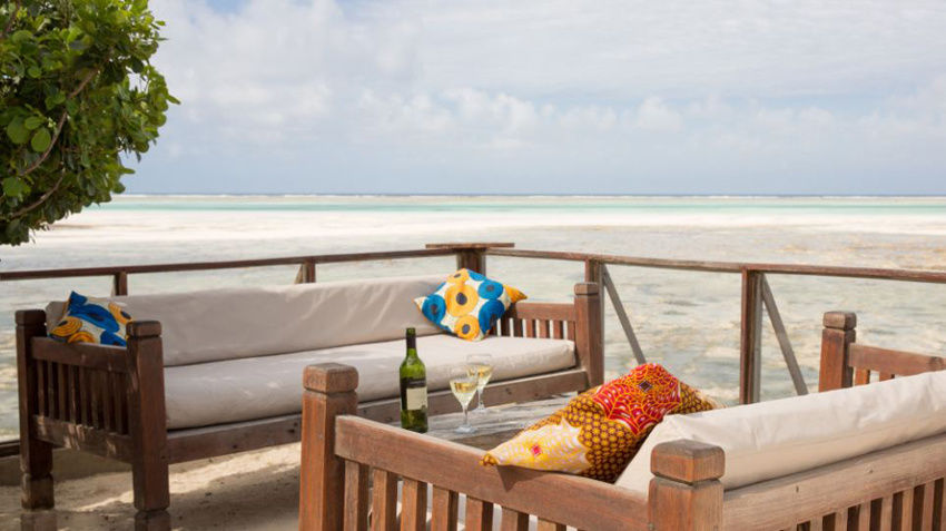 東非男子海灘巖石上建餐廳 四面環(huán)海享美味