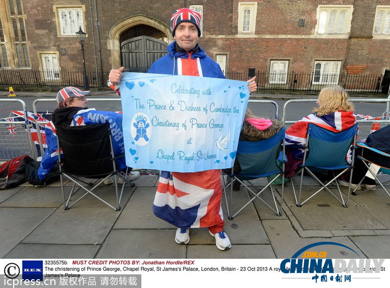 英喬治王子洗禮即將開始 民眾聚于門前雀躍期盼
