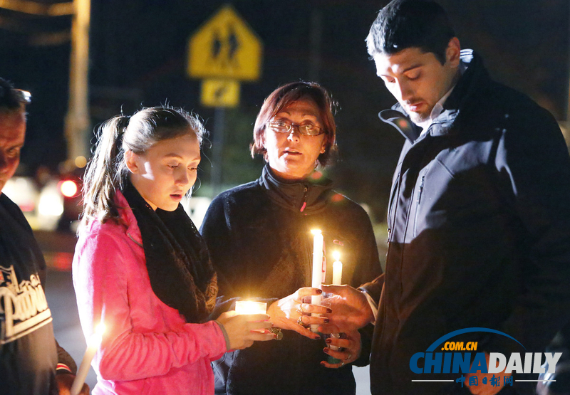 數(shù)百美國(guó)人悼念內(nèi)華達(dá)中學(xué)槍擊案死難者(高清組圖)