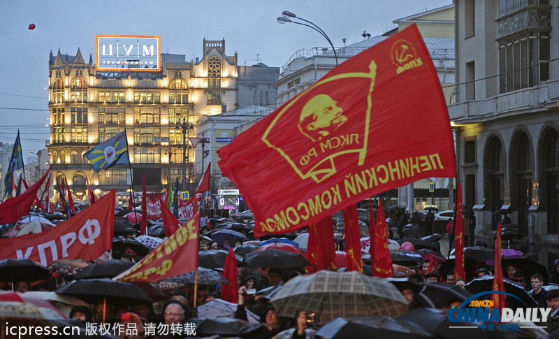 俄共產(chǎn)黨支持者手持列寧畫像游行 紀念十月革命96周年