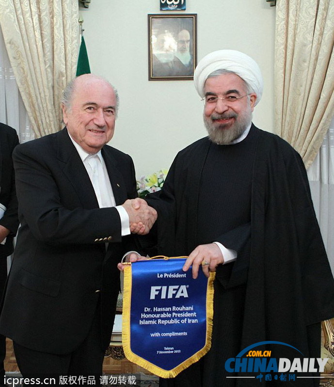 伊朗總統(tǒng)會見FIFA主席 并接受錦旗