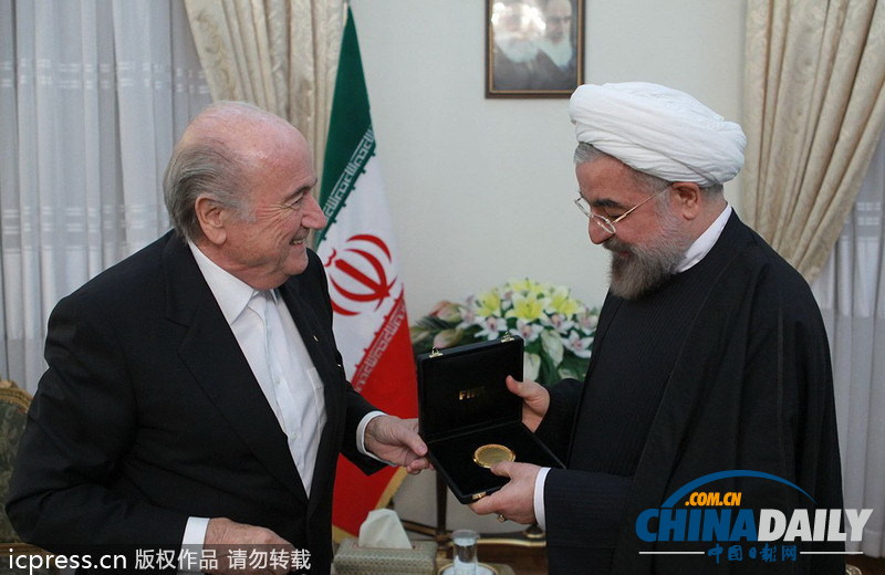 伊朗總統(tǒng)會(huì)見(jiàn)FIFA主席 并接受錦旗