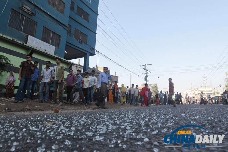 孟加拉國紡織工暴動 造成數(shù)十人死亡百家工廠關(guān)閉