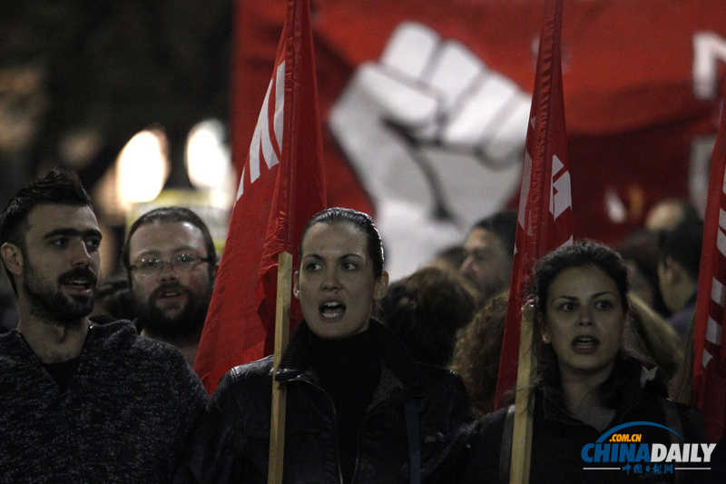 希臘民眾大規(guī)模游行 紀(jì)念學(xué)生起義40周年（圖）