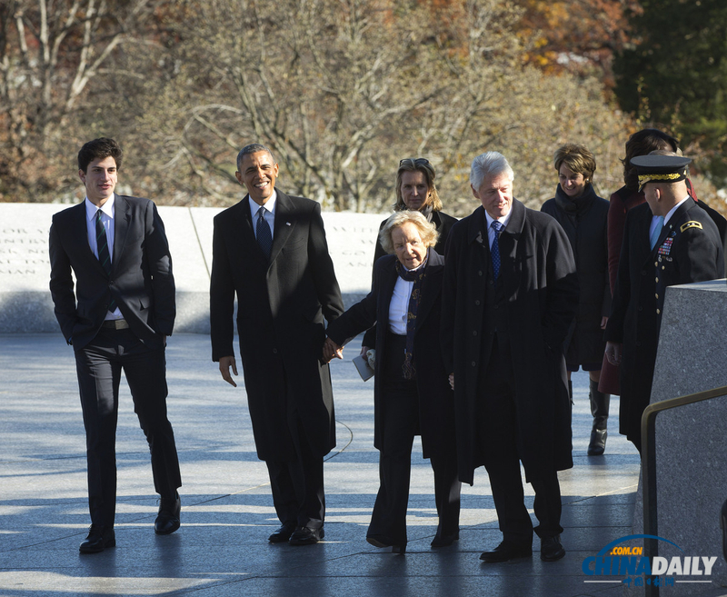 奧巴馬和克林頓一起攜夫人緬懷肯尼迪并獻(xiàn)花圈