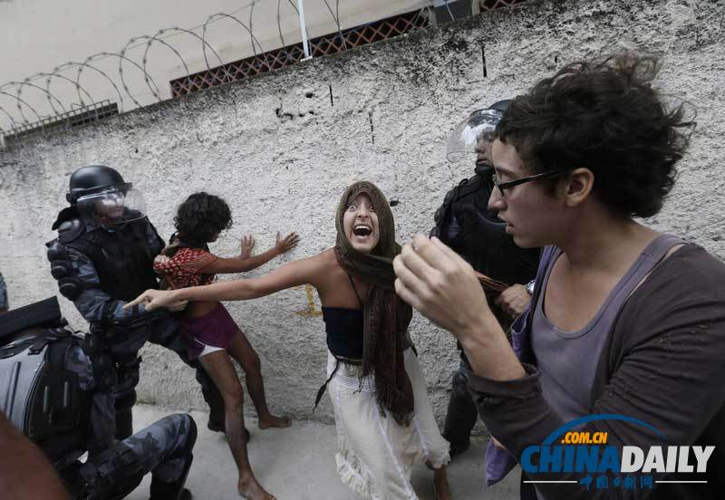 巴西世界杯翻修工程引當(dāng)?shù)厝瞬粷M 警察逮捕多名抗議者