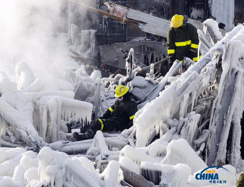 冰火兩重天:加拿大消防員用蒸汽融冰 救養(yǎng)老院火災(zāi)被困老人