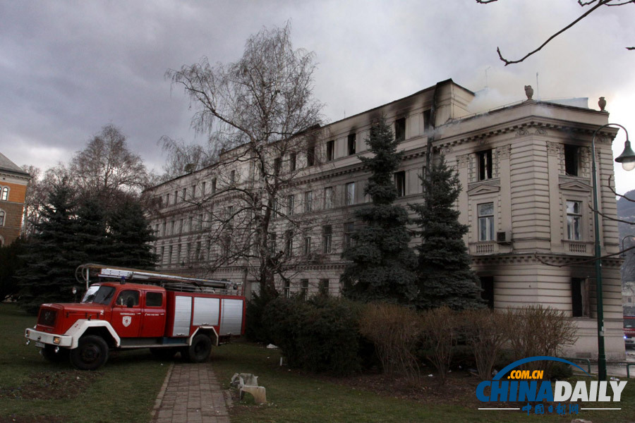 波黑抗議暫告結(jié)束 沖突現(xiàn)場一片狼藉