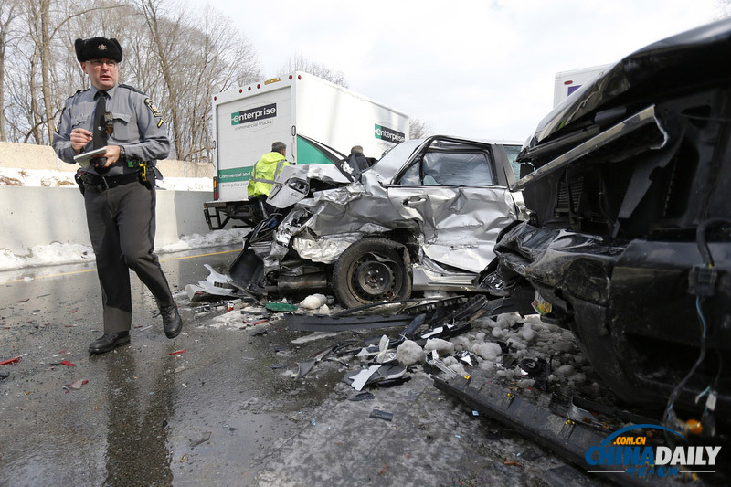 美車輛連環(huán)相撞致多車報(bào)廢場(chǎng)面慘烈 或因路滑引起