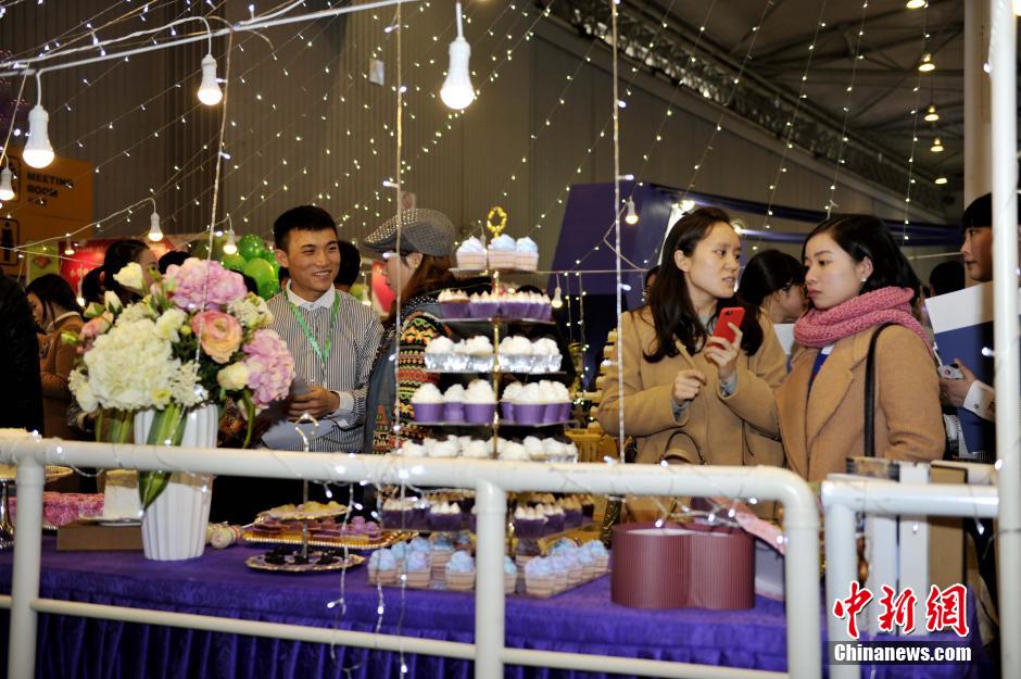 2萬對(duì)新人扎堆成都婚慶博覽會(huì)