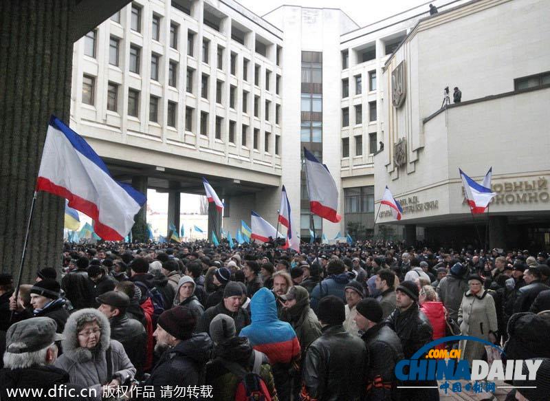 槍手闖克里米亞議會(huì)大樓 升起俄羅斯國旗