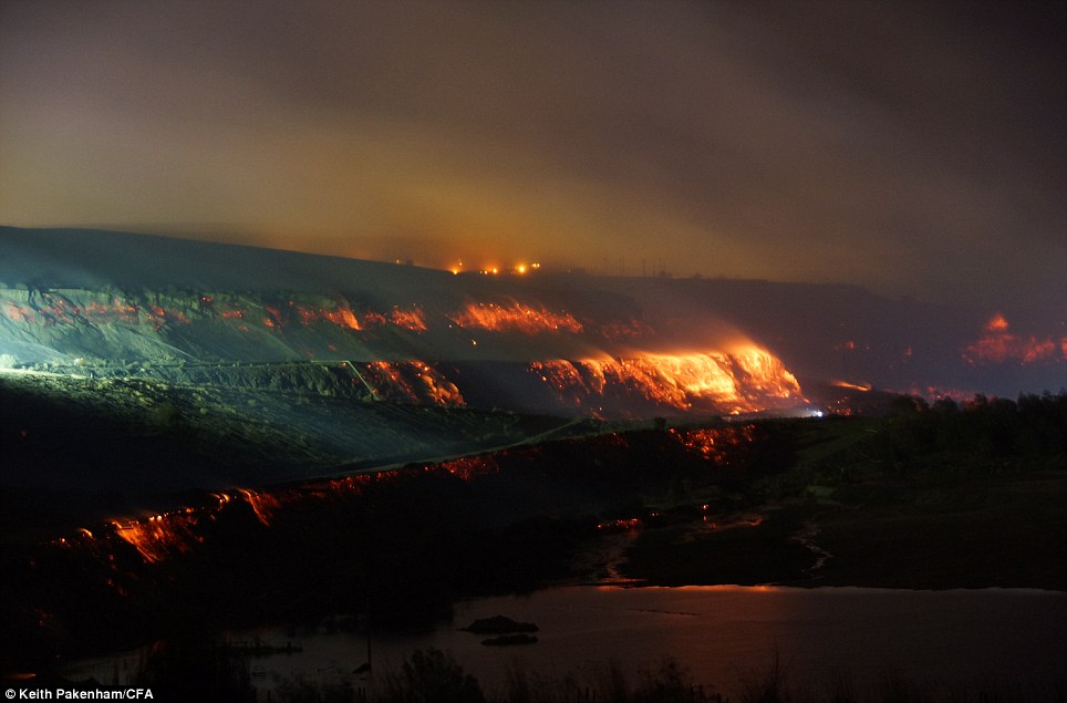 澳大利亞山火吞噬煤礦連燒三周 場(chǎng)景震撼似“火龍”