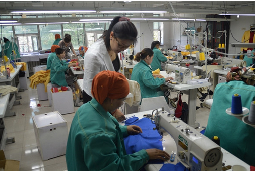 新疆下崗女孩為維吾爾婦女創(chuàng)造就業(yè)