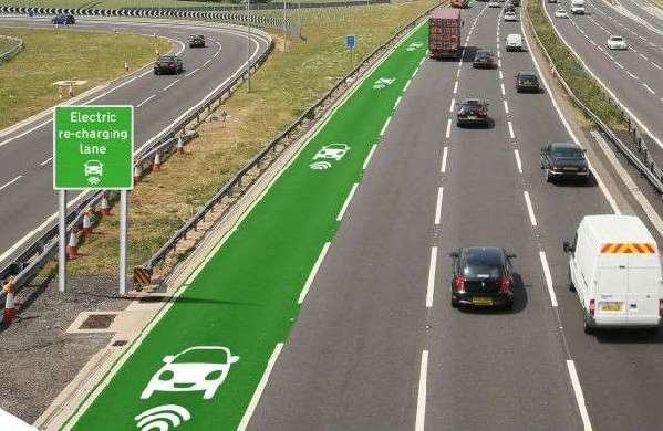 邊開車邊充電？英國將測試電動車無線充電公路
