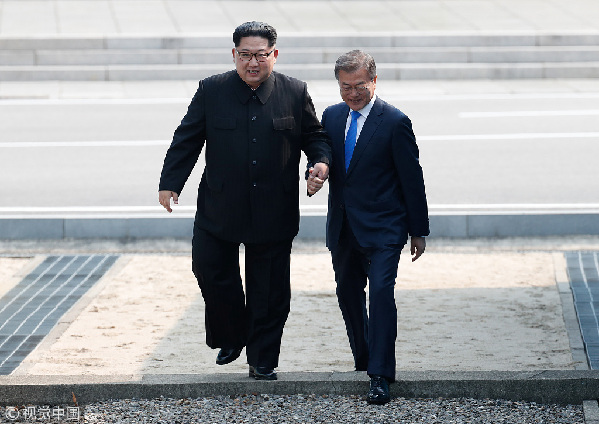 歷史時(shí)刻！金正恩跨過(guò)“三八線”與文在寅握手，還帶上了冷面！