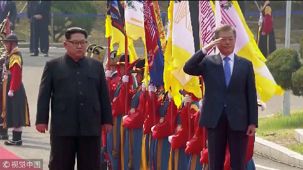 歷史時(shí)刻！金正恩跨過(guò)“三八線”與文在寅握手，還帶上了冷面！