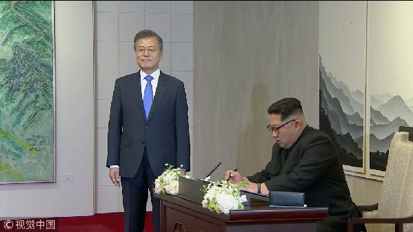 歷史時(shí)刻！金正恩跨過(guò)“三八線”與文在寅握手，還帶上了冷面！
