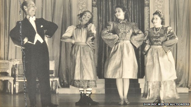 英女王少女時(shí)代舞臺(tái)劇罕見(jiàn)照片曝光