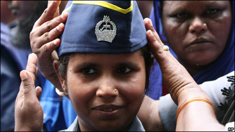 Bangladesh Grooms New Police 孟加拉強調(diào)新警員儀表
