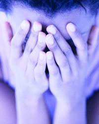 人真的會(huì)被嚇?biāo)绬幔?/>Vocabulary：</font></strong></p>

<p>Elude：逃避</p>

<p>Cop：（口語(yǔ)）警察</p>

<p>Botched：糟糕的；搞砸的</p>

<p>Fugitive：逃亡的</p>

<p>Prosecutor：檢察官</p>

<p>Felony：重罪</p>

<p>Neurology：神經(jīng)（?。W(xué)</p>

<p>Physiology：生理學(xué)</p>

<p>Dilate: 放大</p>

<p>Pupil: 瞳孔</p>

<p>Jaguar: 美洲豹</p>

<p>Primitive: 原始的</p>

<p>Rev up: 增大；提高</p>

<p>Hormone: 荷爾蒙</p>

<p>Adrenaline: 腎上腺激素</p>

<p>Neurotransmitter: 神經(jīng)遞質(zhì)</p>

<p>Visceral: 內(nèi)臟的</p>

<p>Receptor: 受體</p>

<p>Cardiac: 心臟的</p>

<p>Myocyte: 肌細(xì)胞</p>

<p>Sinoatrial: 竇房的</p>

<p>Atrioventricular: 心房與心室的</p>

<p>Ventricle: 心室</p>

<p>Predisposition: 傾向性</p>

<p><font size=