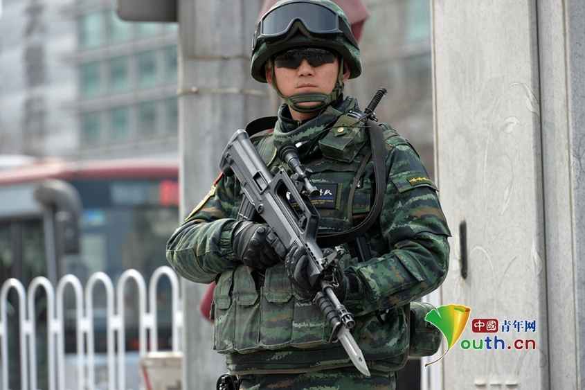 2015兩會首現(xiàn)武警雪豹突擊隊護航