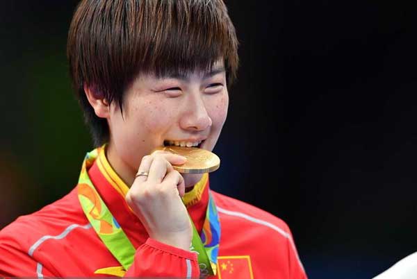為何奧運(yùn)選手愛(ài)咬金牌？
