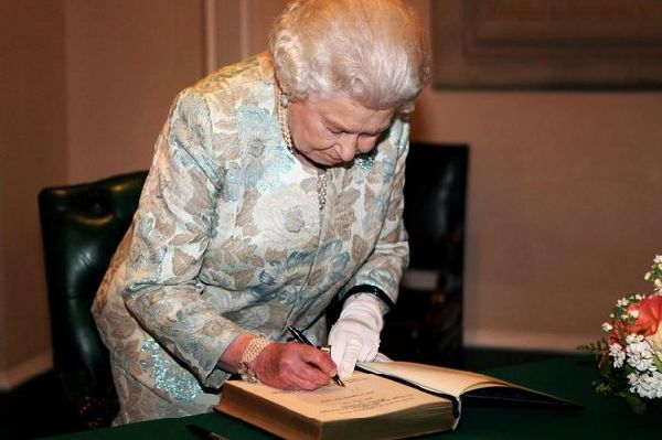 英女王聘請(qǐng)回信助理 年薪2.1萬(wàn)英鎊