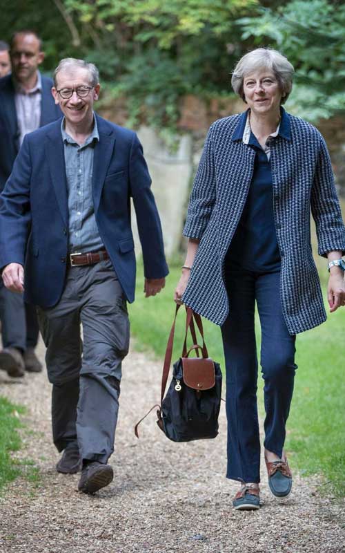 英國首相：鞋子是最愛，對鼻子不滿意