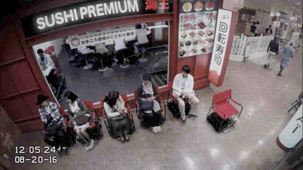 再也不用站到腳酸！日本智能椅子自動幫你排隊